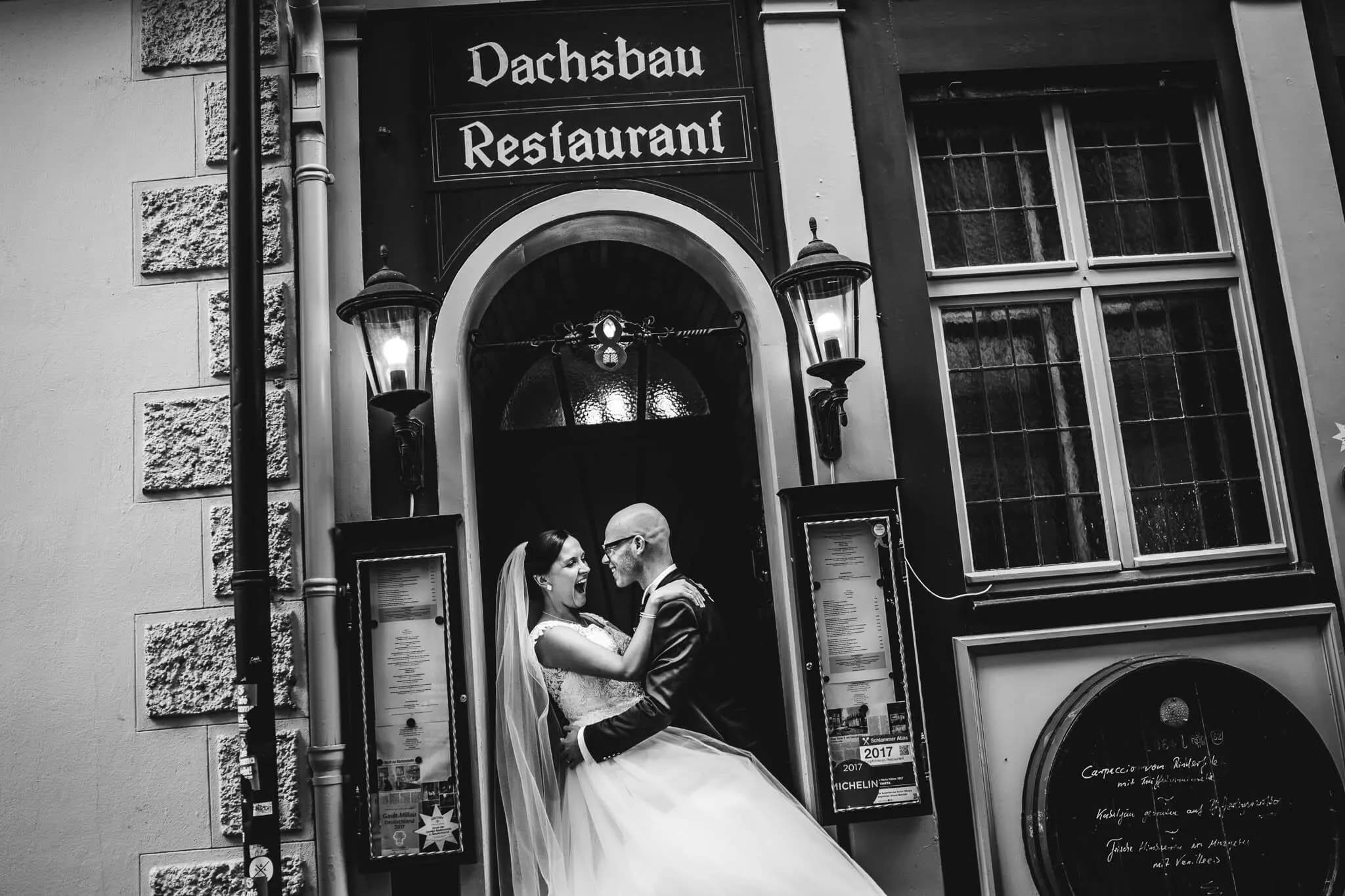Emotionale Umarmung auf einer Hochzeit